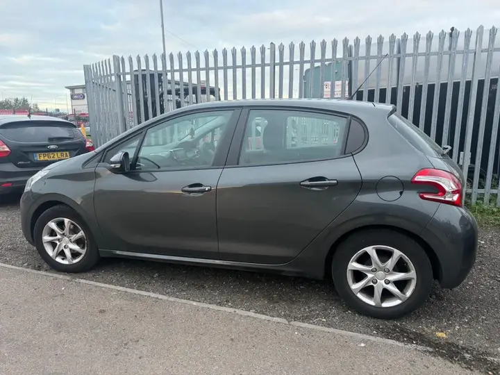 Peugeot 208 2013 photo 4