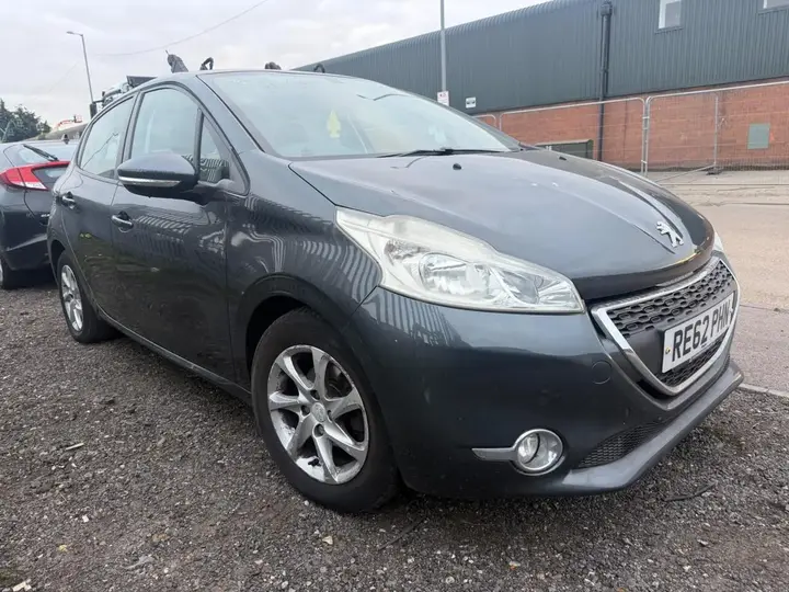 Peugeot 208 2013 photo 3