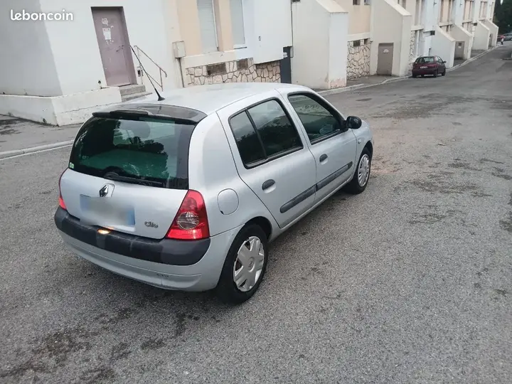 Renault Clio 2005 photo 2