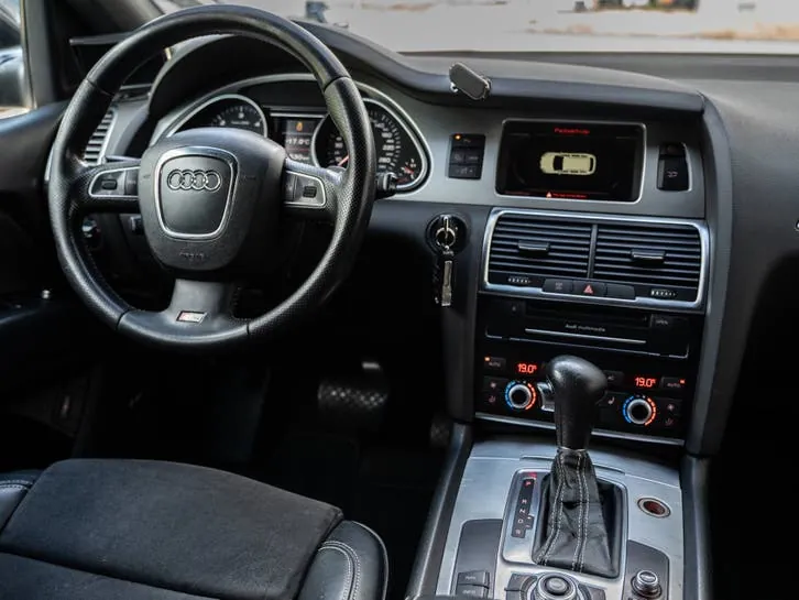 Audi Q7 2010 photo 3