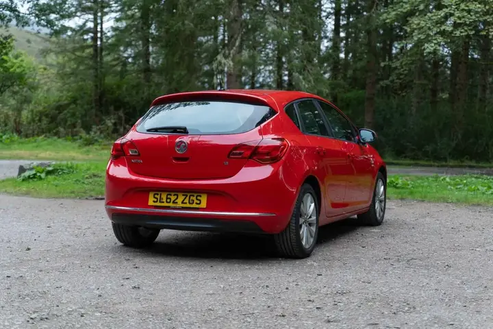 Vauxhall Astra 2012 photo 2