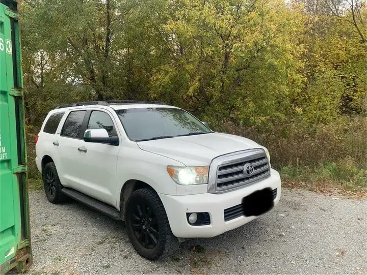 Toyota Sequoia 2012 photo 2