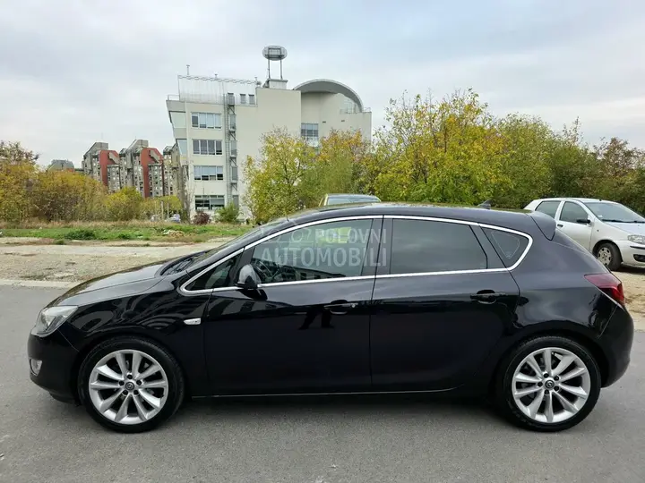 Opel Astra J 2009 photo 3