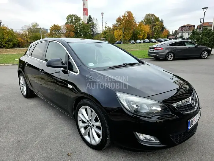 Opel Astra J 2009 photo 2