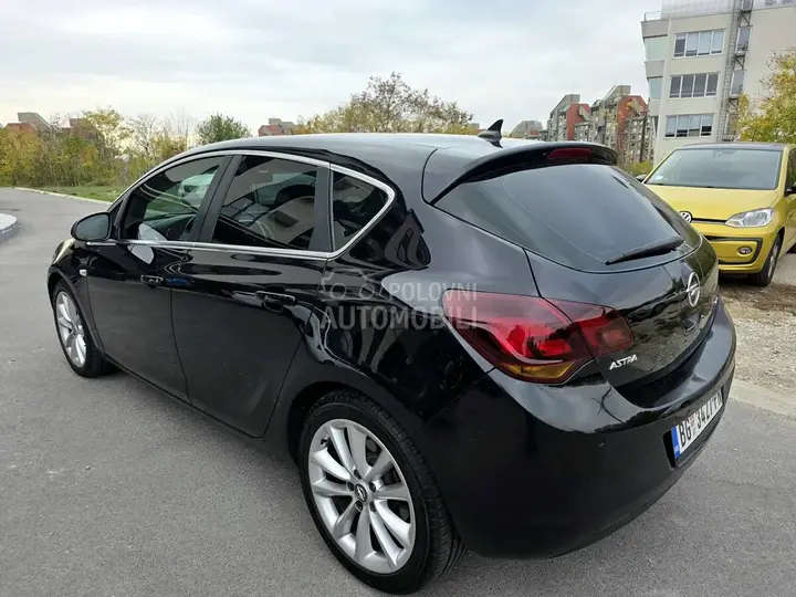 Opel Astra J 2009 photo 4