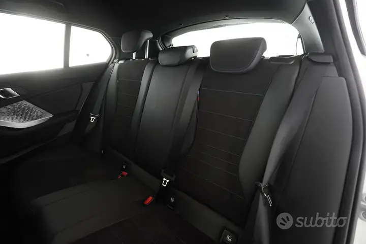 BMW 1 Series 2025 photo 2