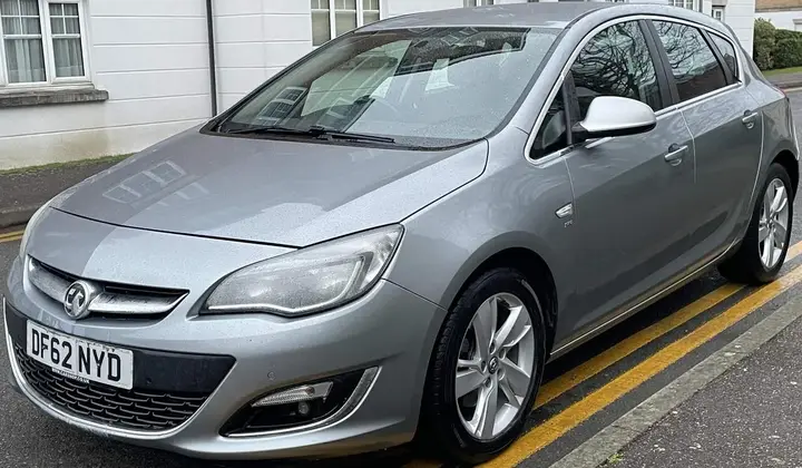 Vauxhall Astra 2013 photo 2