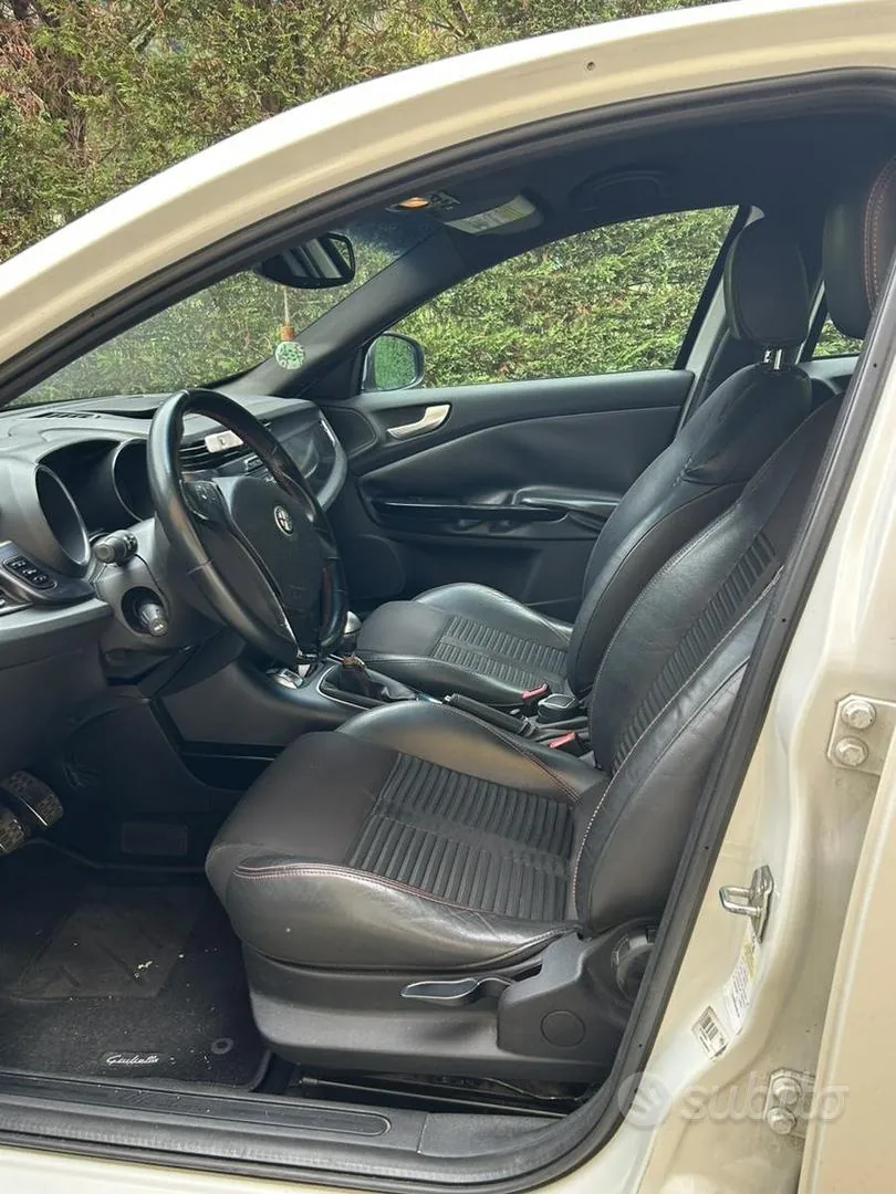 Alfa Romeo Giulietta 2010 photo 4