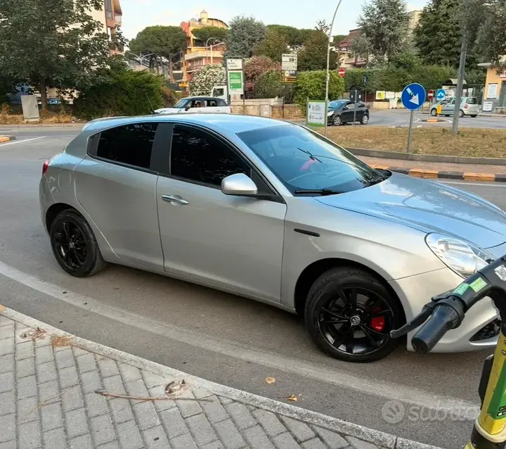 Alfa Romeo Giulietta 2011 photo 2