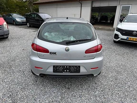 Alfa Romeo 147 2006 photo 2