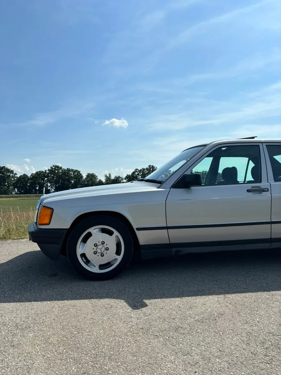 Mercedes-Benz E-Class 1988 photo 3