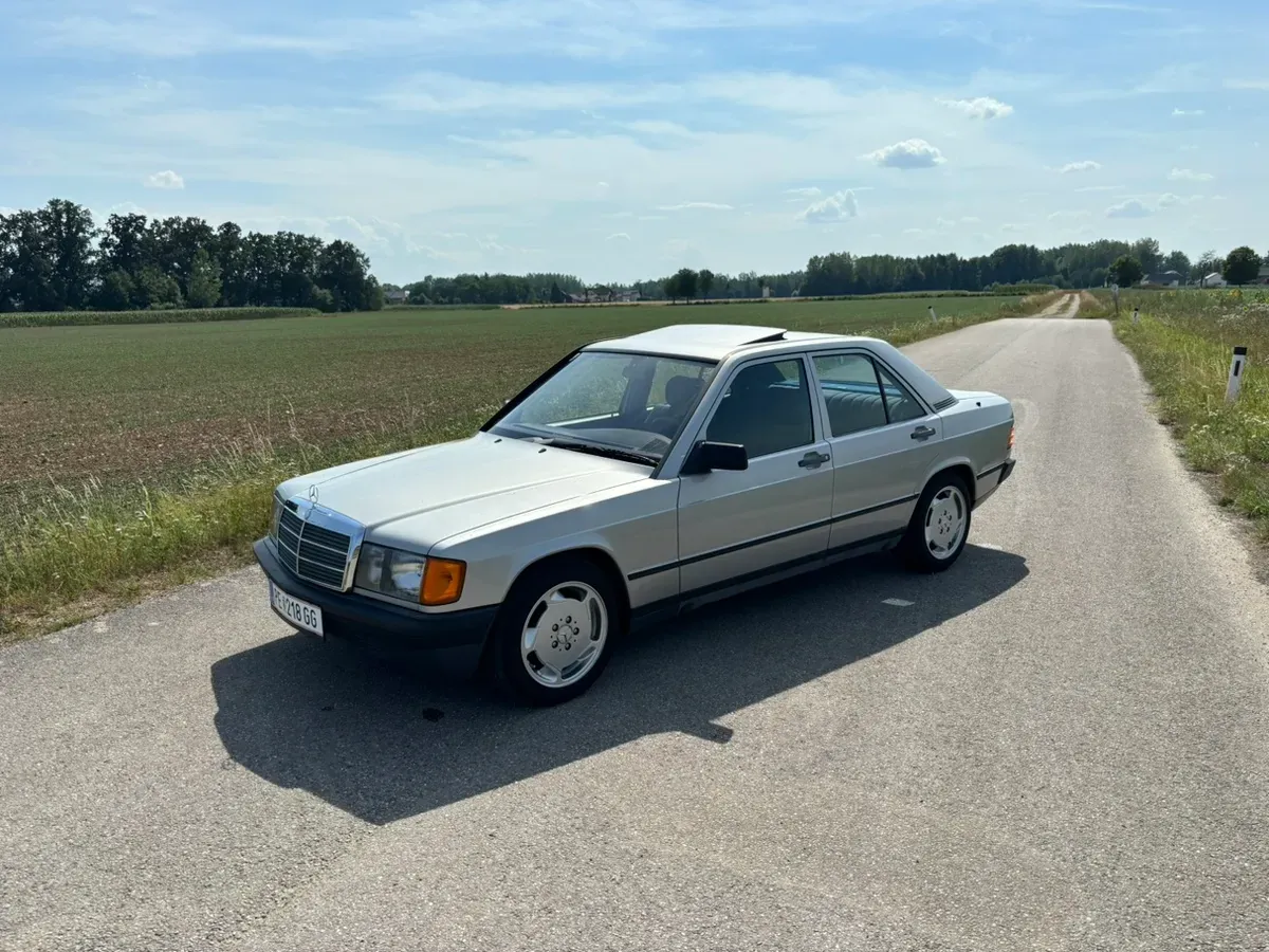 Mercedes-Benz E-Class 1988 photo 2