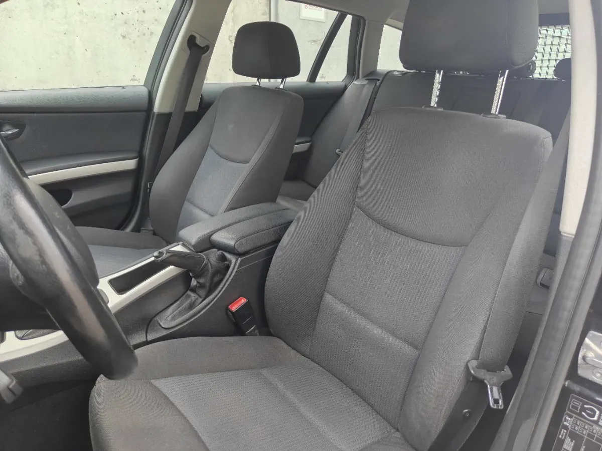 BMW 3 Series 2010 photo 3