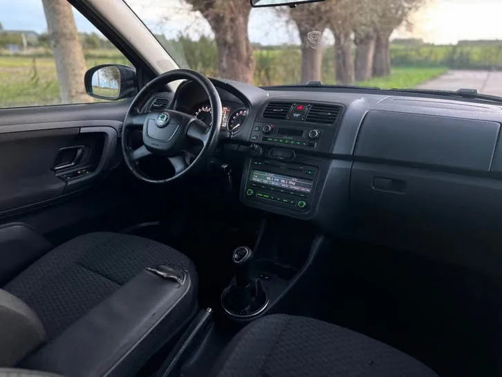 Skoda Fabia 2011 photo 2