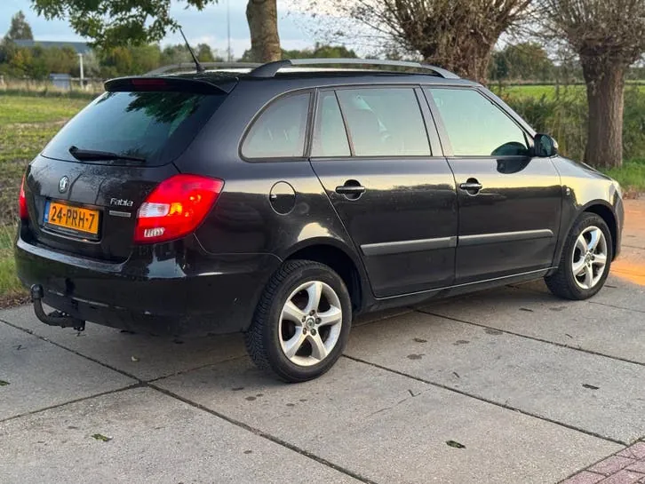 Skoda Fabia 2011 photo 3