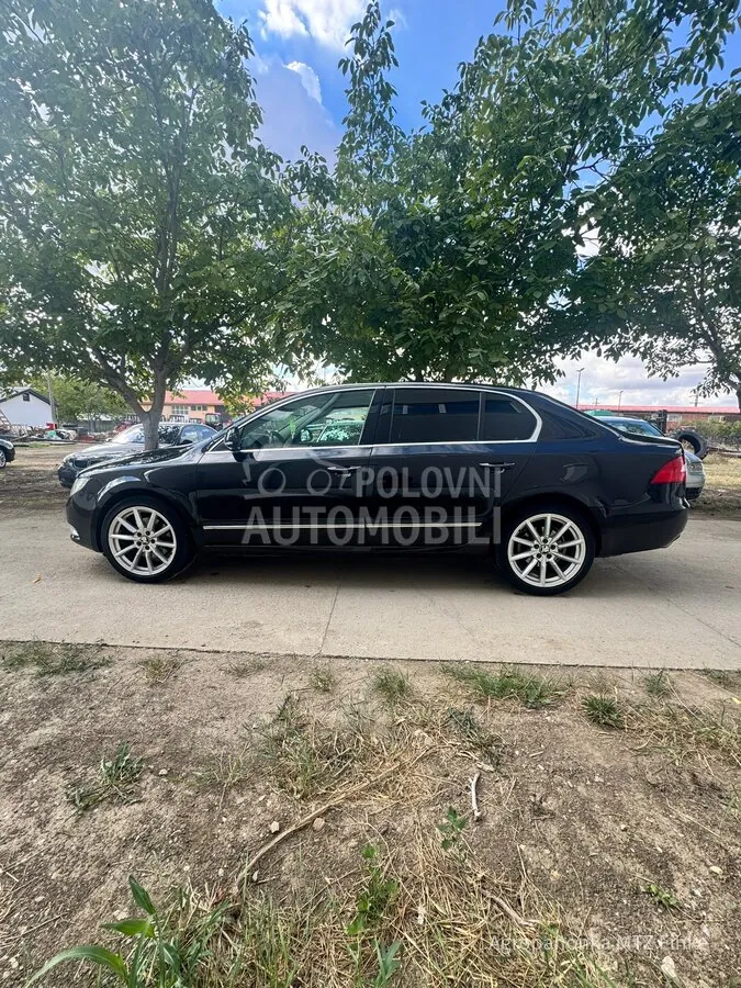 Skoda Superb 2012 photo 2