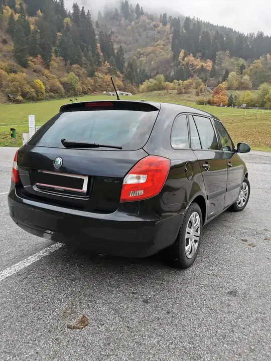 Skoda Fabia 2011 photo 3