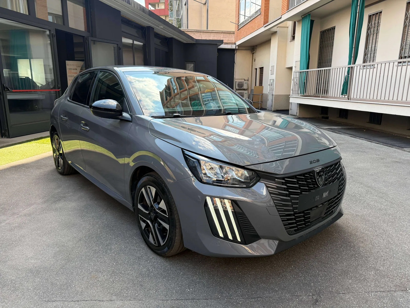 Peugeot 208 2024 photo 3
