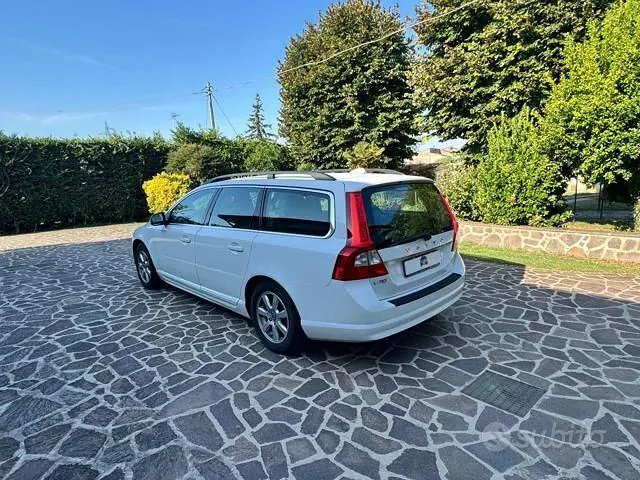 Volvo V70 2010 photo 5