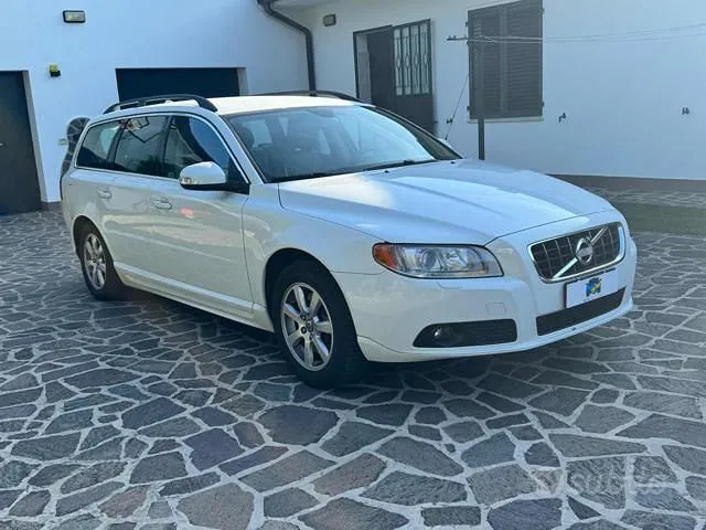 Volvo V70 2010 photo 2