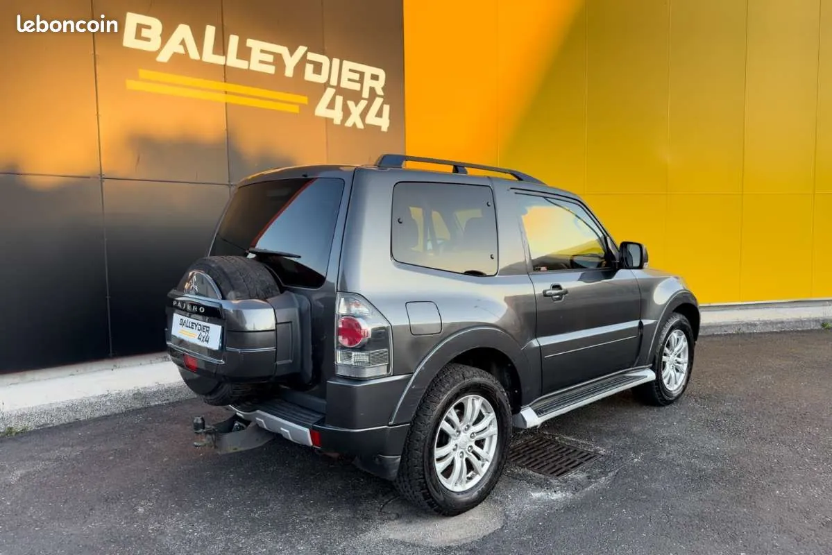 Mitsubishi Pajero 2013 photo 2