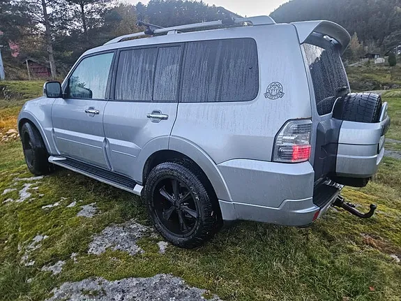 Mitsubishi Pajero 2010 photo 2