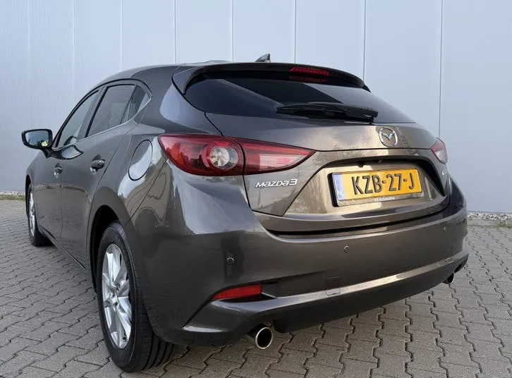 Mazda 3 2017 photo 2