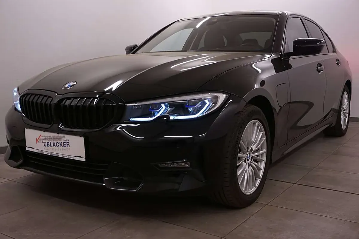 BMW 3 Series 2021 photo 3