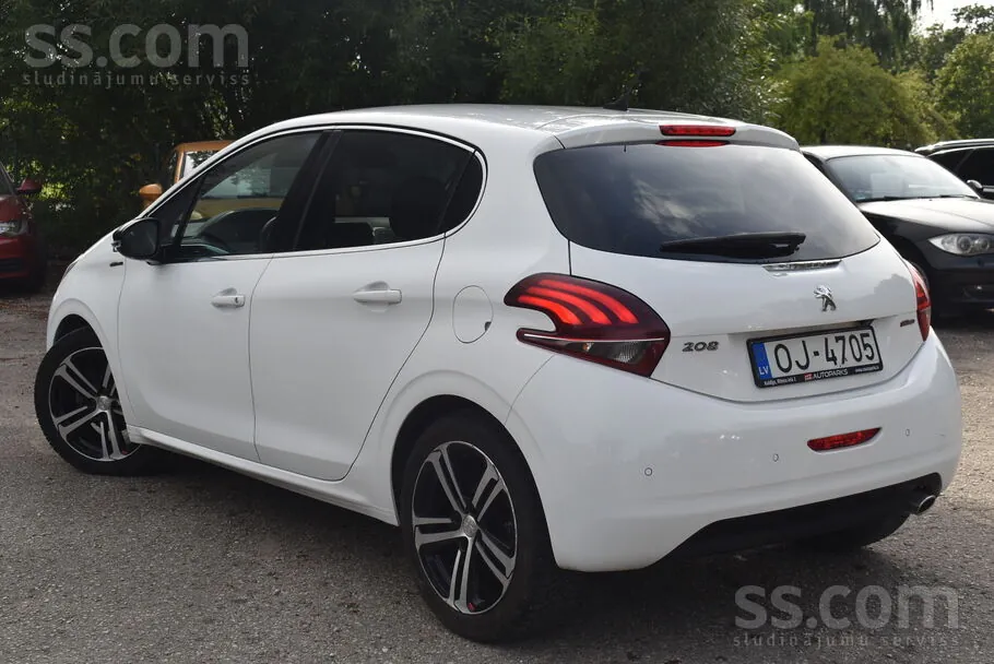 Peugeot 208 2015 photo 3