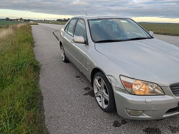 Lexus Is200 2000 photo 5