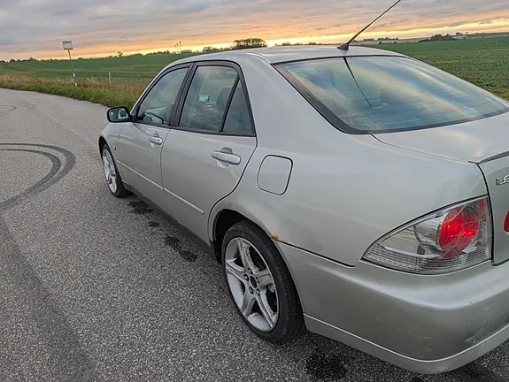 Lexus Is200 2000 photo 2