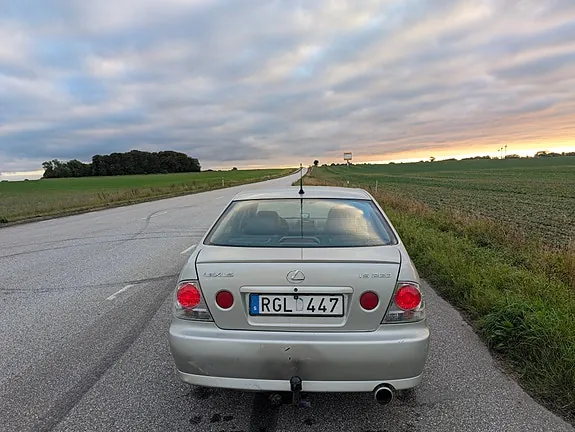 Lexus Is200 2000 photo 3
