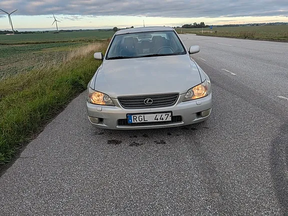 Lexus Is200 2000 photo 4