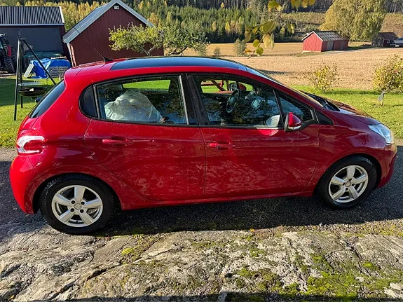 Peugeot 208 2014 photo 2