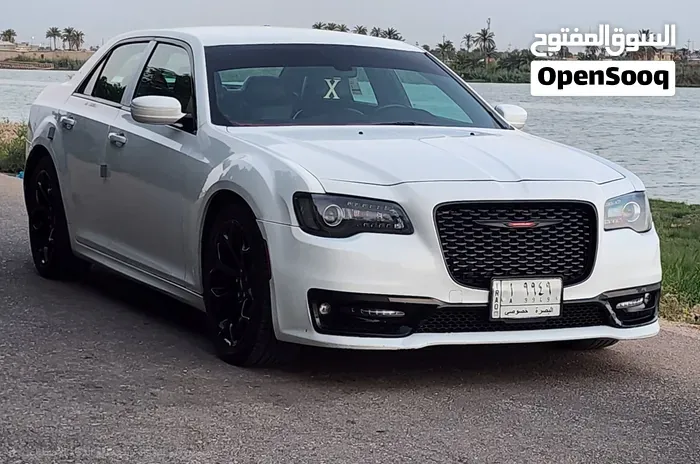 Chrysler 300 2011 photo 2