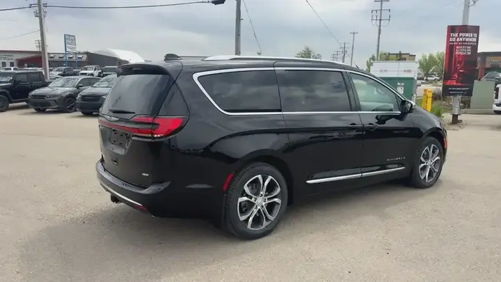 Chrysler Pacifica 2026 photo 5