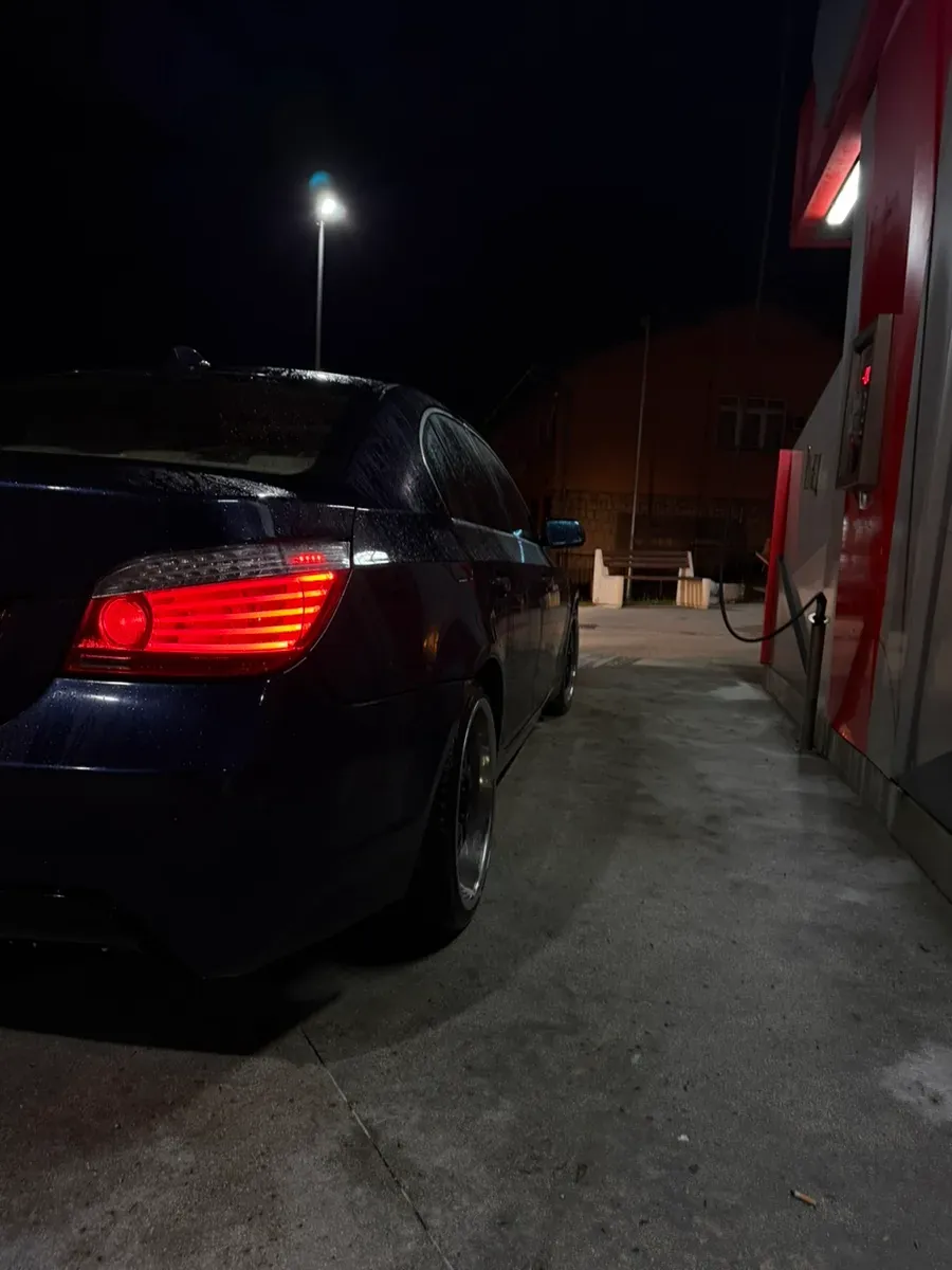 BMW 5 Series 2008 photo 2