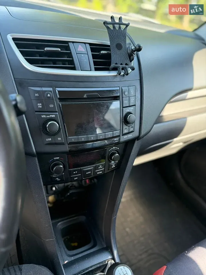 Suzuki Swift 2011 photo 3