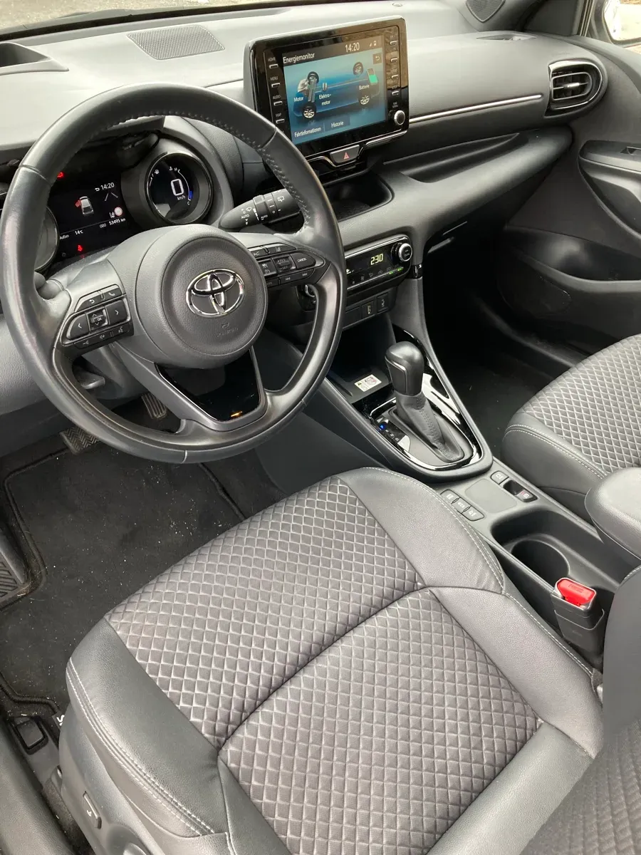 Toyota Yaris 2023 photo 2
