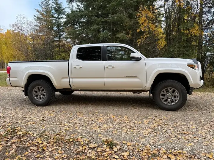 Toyota Tacoma 2017 photo 2