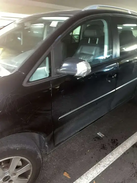 Volkswagen Touran 2009 photo 2