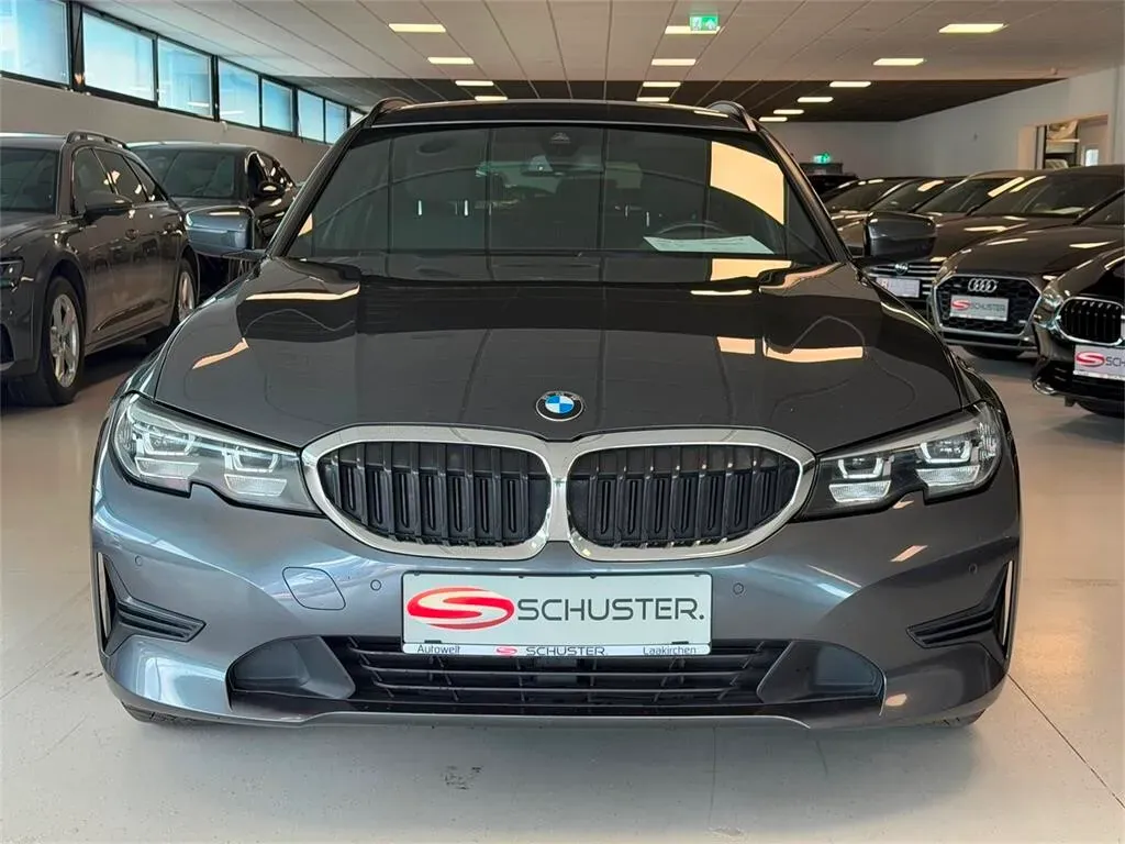 BMW 3 Series 2022 photo 2