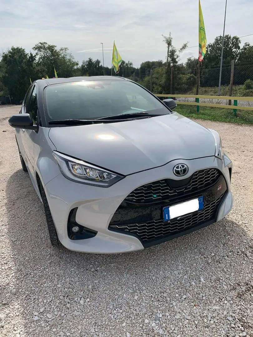 Toyota Yaris 2023 photo 2