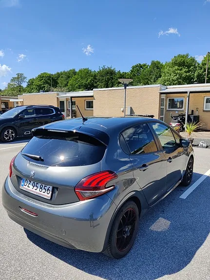 Peugeot 208 2017 photo 3