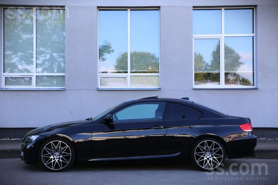 BMW 320 2010 photo 2