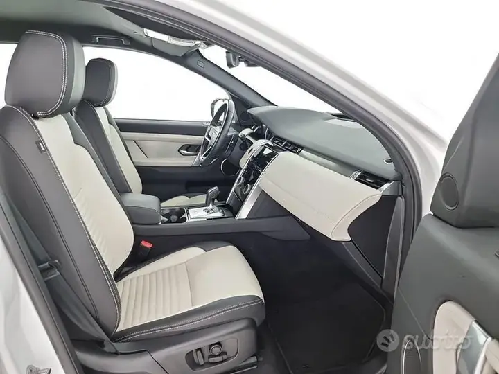 Land Rover Discovery Sport 2023 photo 3
