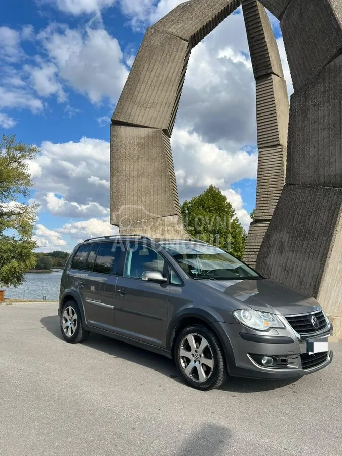 Volkswagen Touran 2008 photo 2
