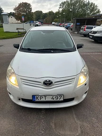 Toyota Auris 2010 photo 2