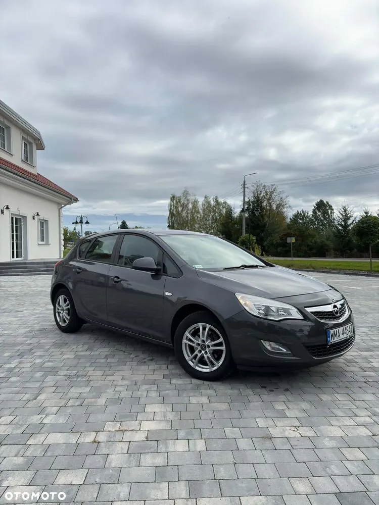Opel Astra 2012 photo 2