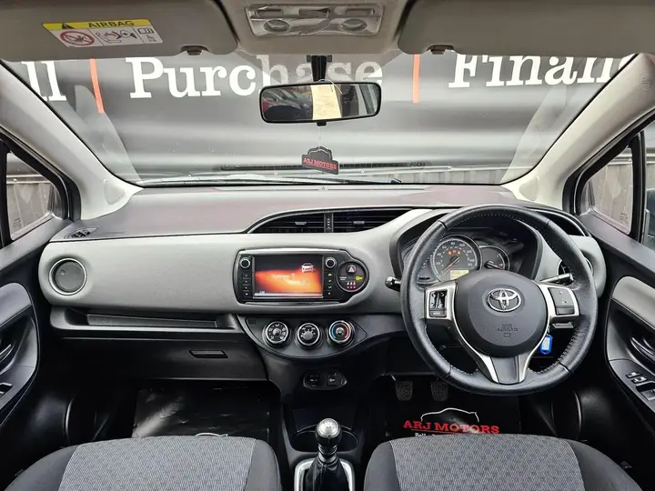 Toyota Yaris 2015 photo 2